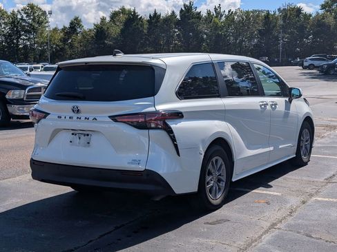 Used 2021 Toyota Sienna XLE image 3