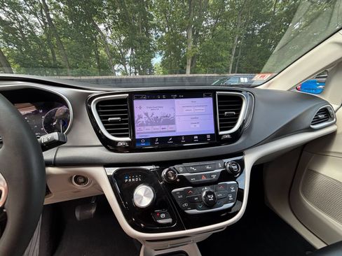 Used 2024 Chrysler Pacifica Touring-L FWD image 20