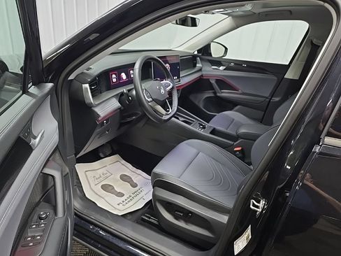 Used 2025 Volkswagen Tiguan SE w/ Panoramic Sunroof Package AWD/4WD image 28