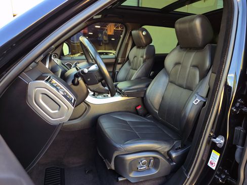 Used 2017 Land Rover Range Rover Sport HSE image 12