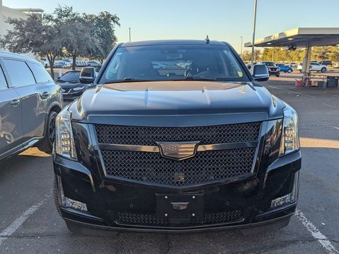 Used 2020 Cadillac Escalade Luxury image 3