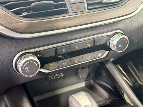 Used 2024 Nissan Altima 2.5 SV FWD image 16
