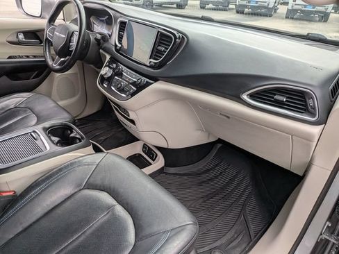 Used 2021 Chrysler Pacifica Touring-L FWD image 33