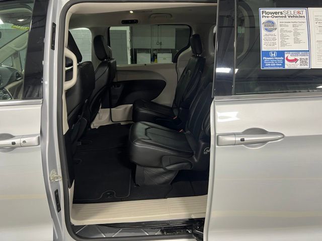 Used 2024 Chrysler Pacifica Touring-L FWD image 25