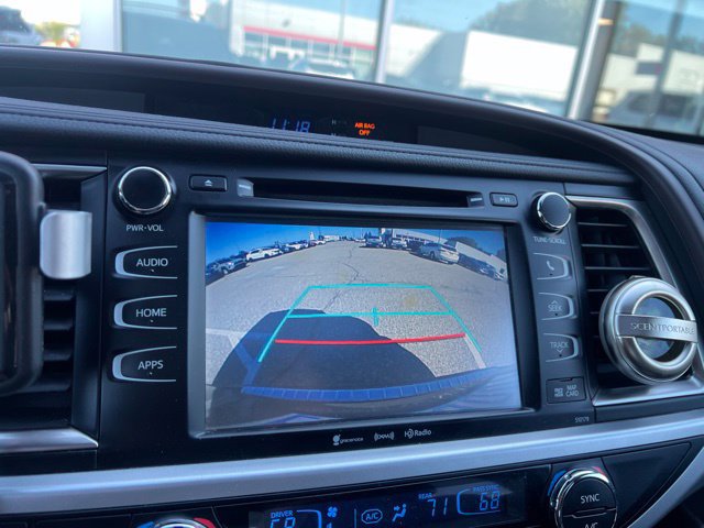 Used 2017 Toyota Highlander XLE AWD/4WD image 17