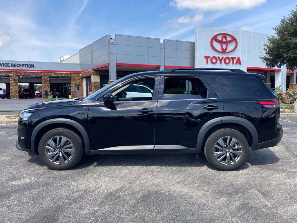 Used 2025 Nissan Pathfinder SV FWD image 8
