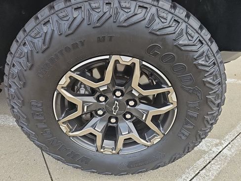 Used 2024 Chevrolet Colorado ZR2 AWD/4WD image 2
