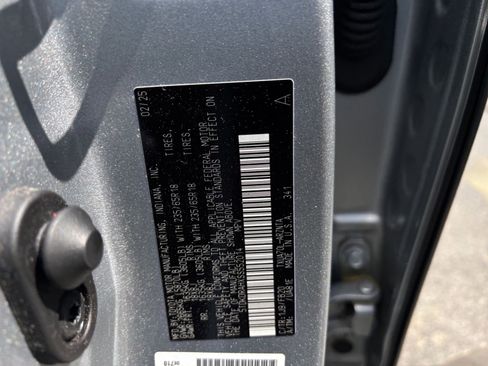 Used 2025 Toyota Highlander LE FWD image 30