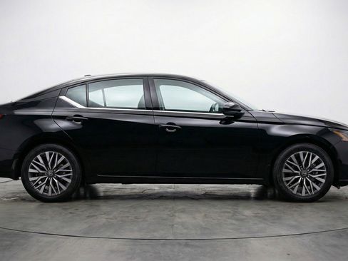 Used 2025 Nissan Altima 2.5 SV FWD image 11