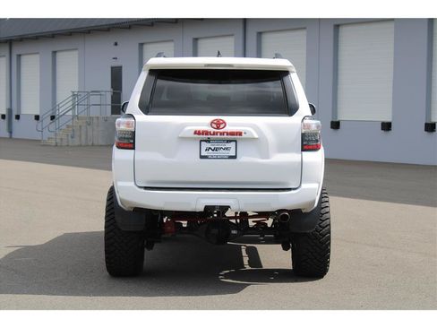 Used 2018 Toyota 4Runner SR5 AWD/4WD image 3