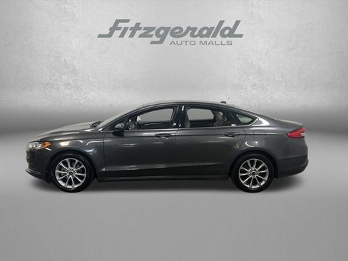 Used 2017 Ford Fusion SE w/ Fusion SE Technology Package image 2