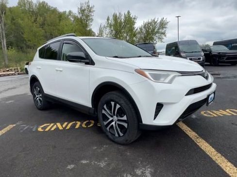 Used 2018 Toyota RAV4 LE FWD image 2