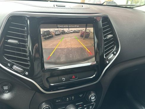 Used 2019 Jeep Cherokee Limited image 18