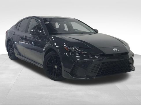 Used 2025 Toyota Camry SE FWD image 1