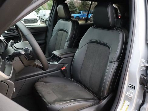 New 2025 Jeep Grand Cherokee Altitude image 10