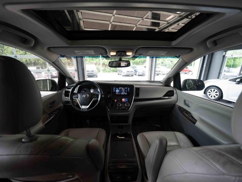 Used 2017 Toyota Sienna XLE Premium FWD image 19