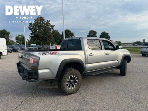 Used 2017 Toyota Tacoma TRD Off-Road w/ Tow Package (A/T) AWD/4WD image 14