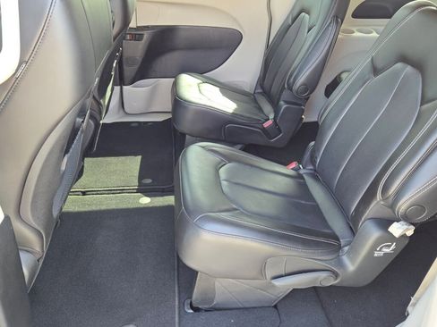 Used 2023 Chrysler Pacifica Touring-L FWD image 14