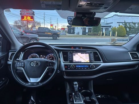 Used 2019 Toyota Highlander XLE image 24