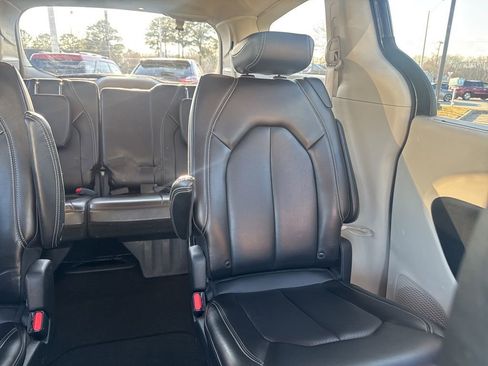 Used 2023 Chrysler Pacifica Touring-L image 14