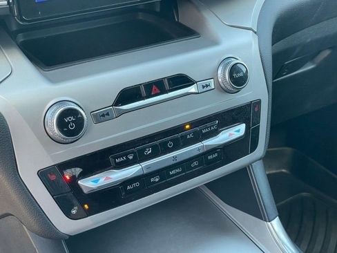 Used 2022 Ford Explorer XLT w/ Equipment Group 202A AWD/4WD image 25