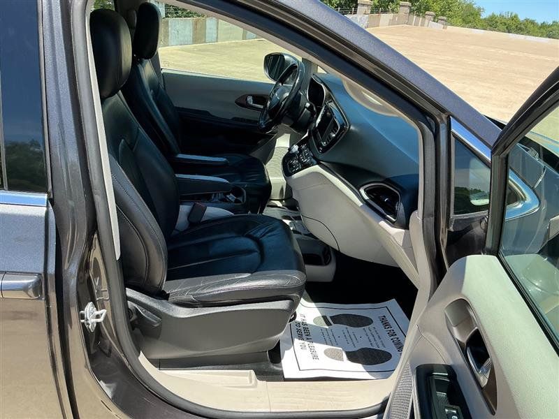 Used 2018 Chrysler Pacifica Touring-L FWD image 36