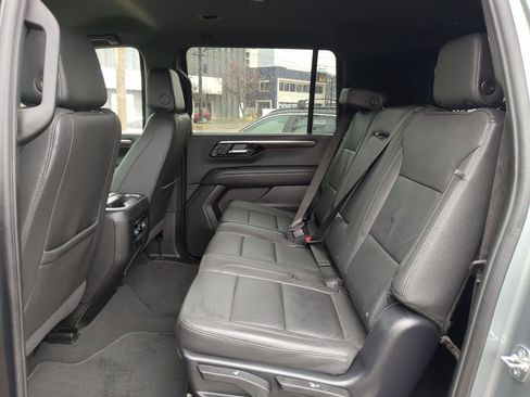 Used 2025 Chevrolet Suburban Z71 image 28