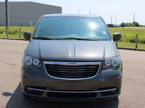 Used 2016 Chrysler Town & Country S w/ Driver Convenience Group FWD image 4