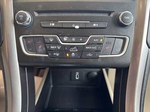 Used 2017 Ford Fusion SE w/ Fusion SE Technology Package FWD image 22