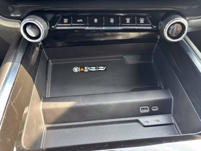 Used 2025 Chevrolet Suburban Z71 AWD/4WD image 25
