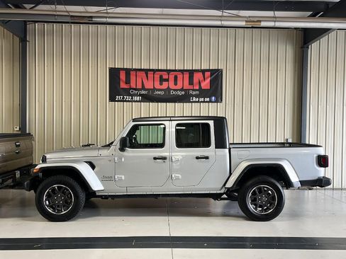 Used 2023 Jeep Gladiator Overland image 2