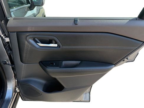 Used 2023 Nissan Rogue SV w/ SV Premium Package image 26