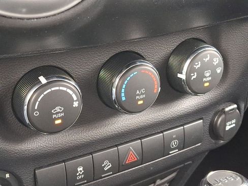 Used 2015 Jeep Wrangler Unlimited Rubicon w/ Connectivity Group image 15