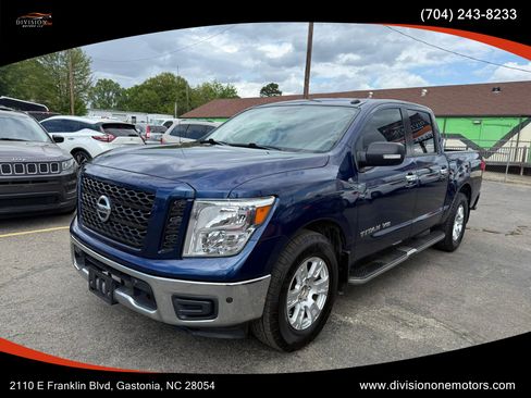 Used 2019 Nissan Titan SV w/ SV Convenience Package image 1