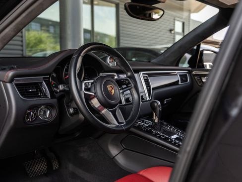 Certified 2017 Porsche Macan Turbo AWD/4WD image 4