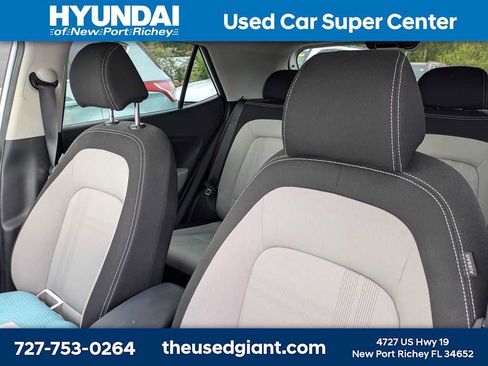 Used 2020 Hyundai Venue SEL w/ Convenience Package FWD image 3