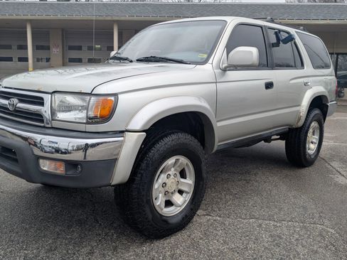 Used 2000 Toyota 4Runner SR5 AWD/4WD image 3