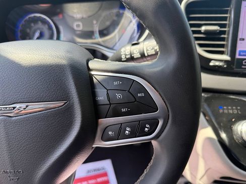 Used 2024 Chrysler Pacifica Touring-L FWD image 32