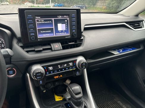 Used 2020 Toyota RAV4 XLE w/ Convenience Package FWD image 14