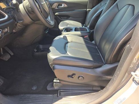 Used 2025 Chrysler Pacifica Select FWD image 15