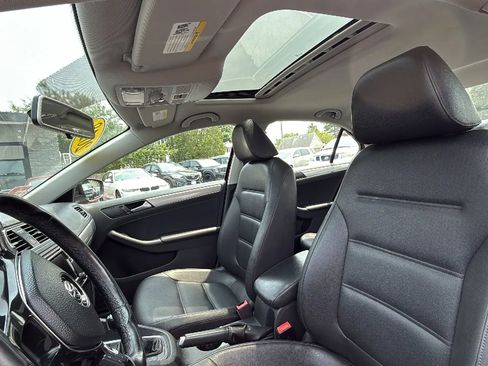 Used 2018 Volkswagen Jetta SE image 9