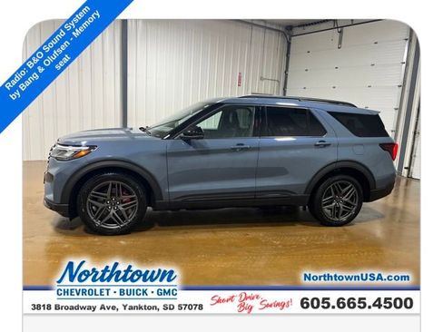 Used 2025 Ford Explorer ST image 2