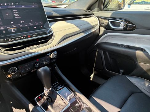 Used 2025 Jeep Compass Limited image 37