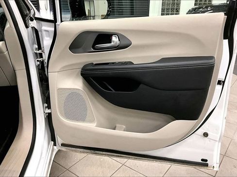 Used 2024 Chrysler Pacifica Select image 29