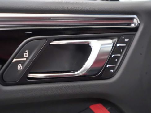 Certified 2026 Porsche Macan AWD/4WD image 33