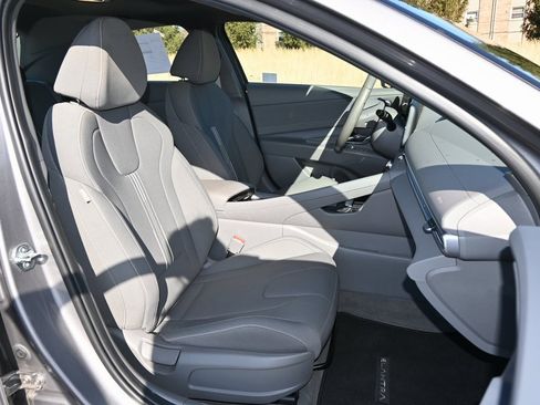 Used 2024 Hyundai Elantra SEL w/ Convenience Package image 11