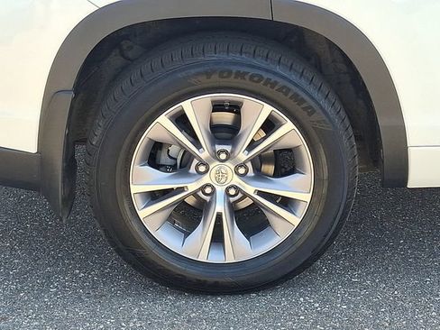 Used 2015 Toyota Highlander XLE AWD/4WD image 29