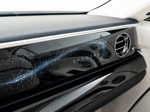 Used 2025 Rolls-Royce Spectre w/ Spectre Launch Package image 38