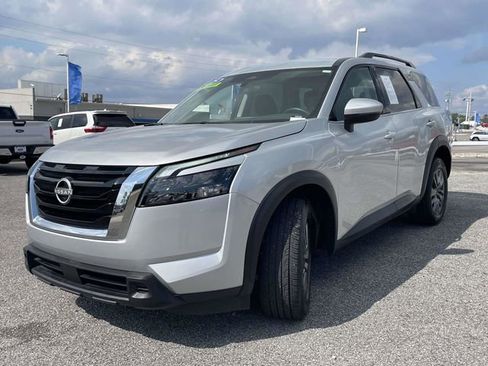 Used 2025 Nissan Pathfinder SV image 7