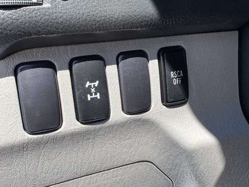 Used 2005 Toyota 4Runner SR5 AWD/4WD image 19